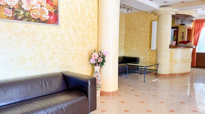 Гостевой дом Шарм в Адлере -хол в гостевом доме.jpg