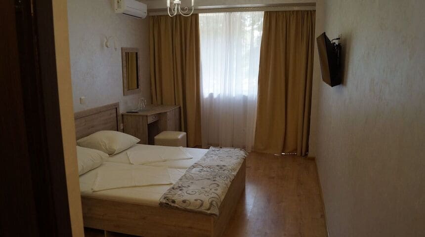 Отель Пицунда в Пицунде на поезде номер с двуспальной кроватью , белой.jpg Отель Пицунда в Пицунде на поезде номер с двуспальной кроватью , белой.jpg