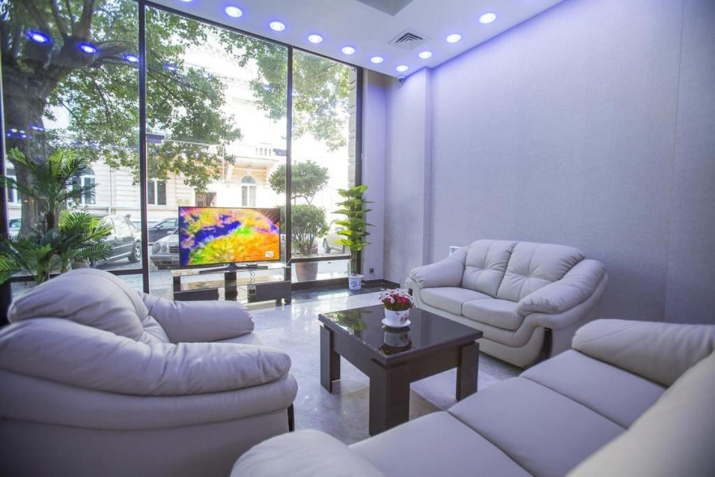 Отель Отель IRE PALACE Батуми вид с отеля на улицу.jpg Отель Отель IRE PALACE Батуми вид с отеля на улицу.jpg