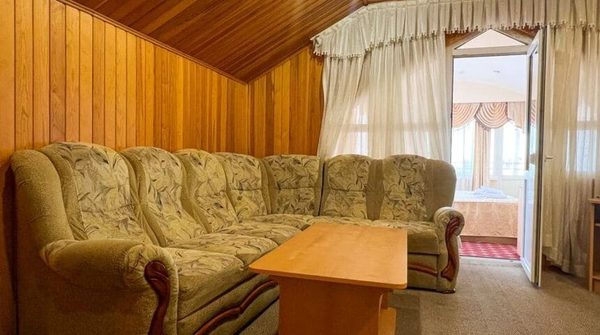 Гостевой дом Шарм в Адлере -выход на балкон.jpg