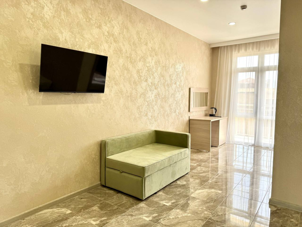 Гостевой дом Илиос в Кабардинке кровать танкетка.jpg