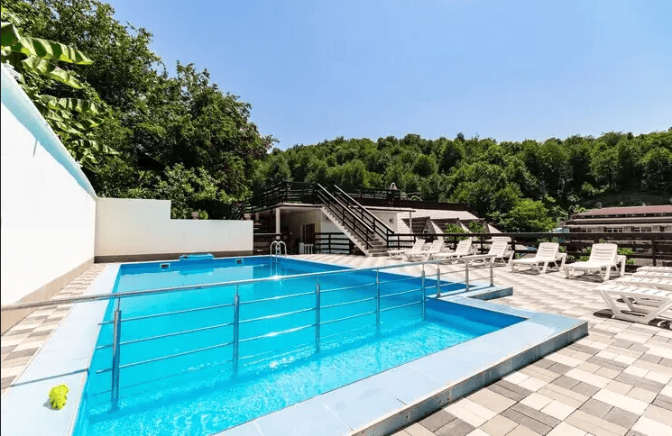 Гостевой дом Дубовая роща в Лермонтово фронтальный вид.png