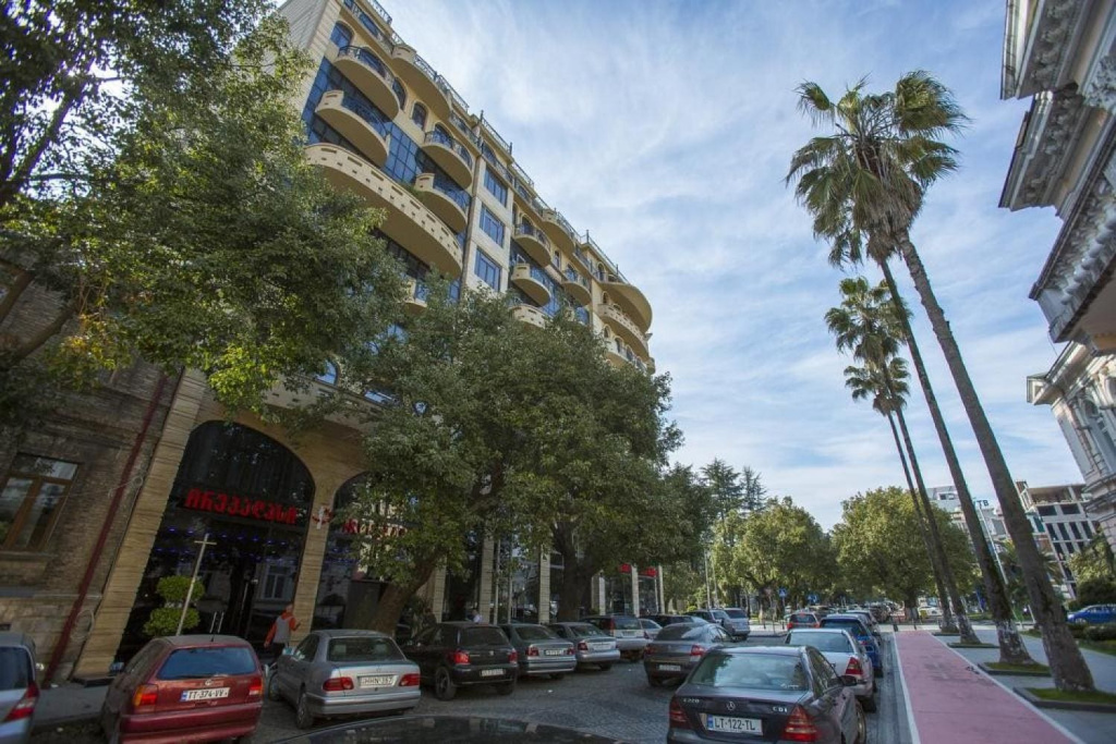 Отель Отель IRE PALACE Батуми вид на улицу.jpg Отель Отель IRE PALACE Батуми вид на улицу.jpg