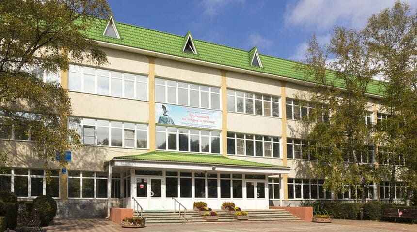 Санаторий имени Анжиевского -главный корпус.jpg