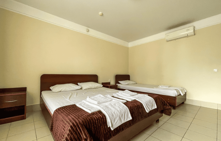 Отель Анакопия Клаб 3 вид на 3-х местный стандарт сбоку.png