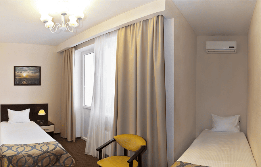 Гостиница Бархатные сезозоны- номер с двумя раздельными кроватями.png