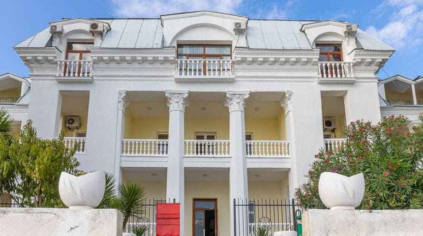 Отель Страна Души в Сухум, Абхазия- корпус с колонами.jpg