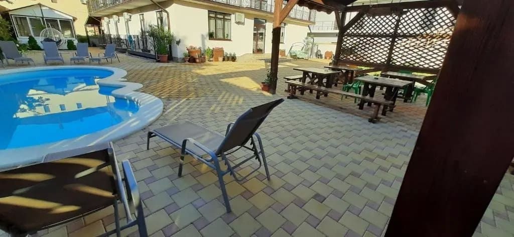 Гостевой дом Orio в Кабардинке басейн вид сбоку.jpg