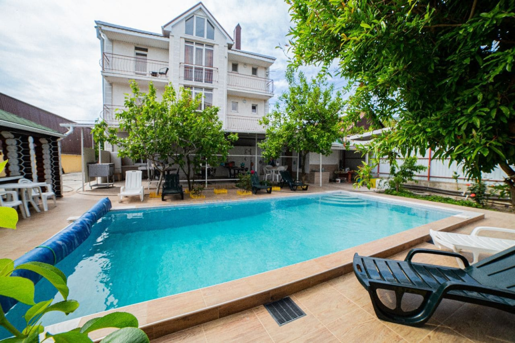 Гостевой дом Солнышко в Геленджике, бассейн вид сбоку.jpg