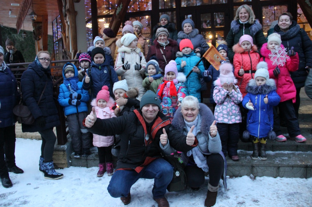 Беловежская пуща, группа Туристической Компании Аркаим-Тур на крыльце кафе Лесная сказка