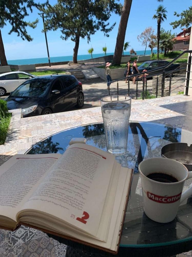 Рядом с отелем GB в Кобулети.jpg