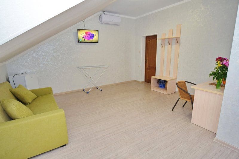 Гостевой дом Апельсин на Азовском море, номер на мансарде.jpg