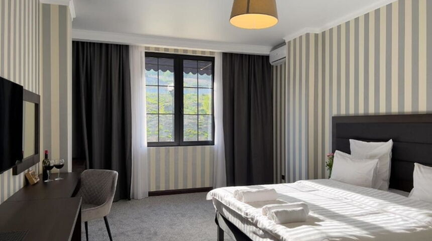 Отель Lоft Hotel в Новом Афоне двуспальная кровать.jpg