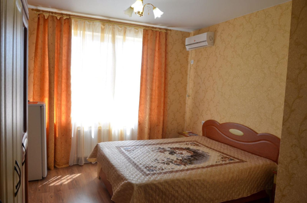 Гостевой дом Южное море в Кабардинке- вид на коричневую двуспальную кровать.jpg