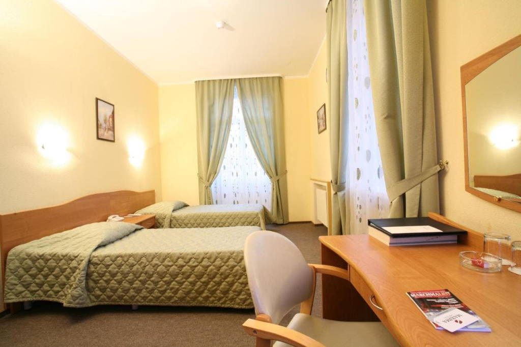 Максима Заря 3- двухместный номер вид с боку.jpg Максима Заря 3- двухместный номер вид с боку.jpg