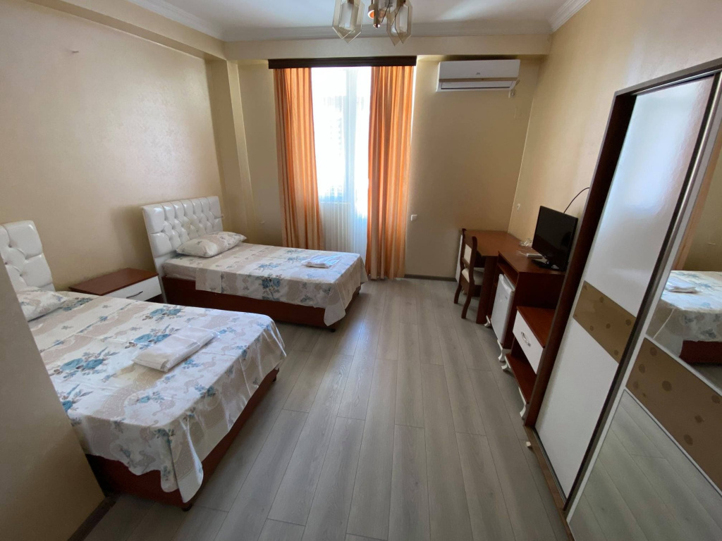 Отель Евразия, Батуми, 4-х местный номер.jpg