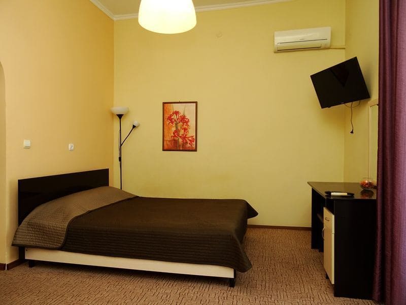 Гостевой дом Валентина в Геленджике - номер с двуспальной кроватью вид сбоку.jpg Гостевой дом Валентина в Геленджике - номер с двуспальной кроватью вид сбоку.jpg