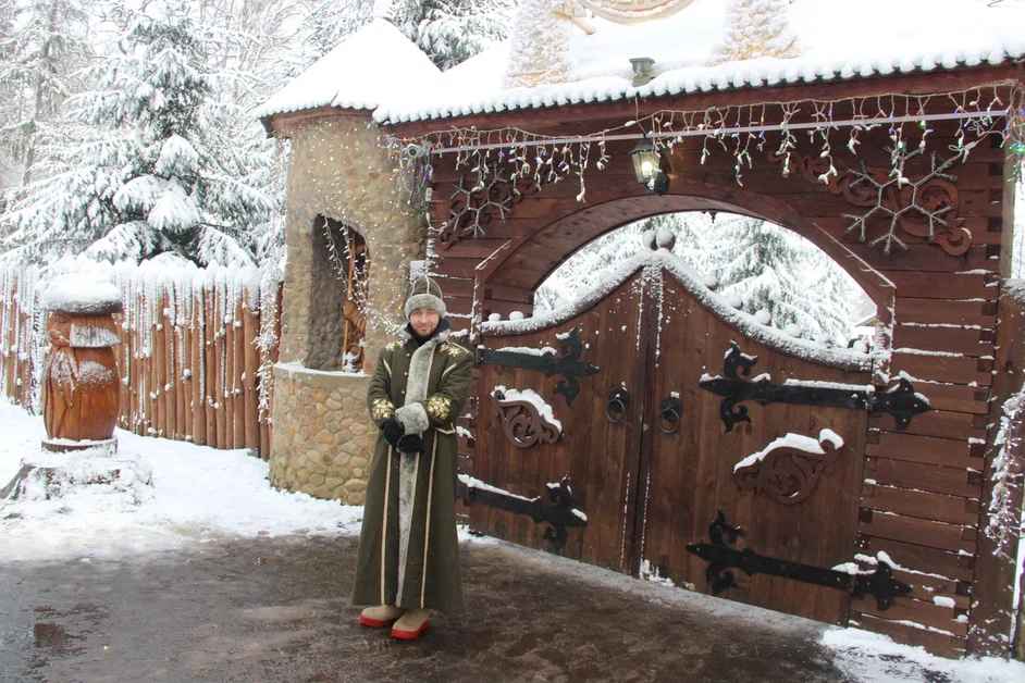 Это знаменитые ворота в сказку - Поместье Деда мороза в Беловежской пуще