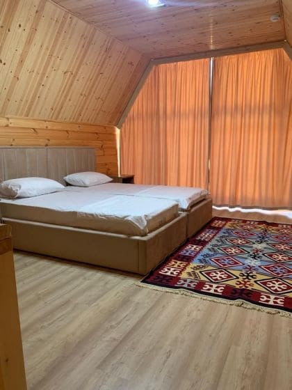 Коттеджи на берегу Каспийского моря, двуспальная кровать.jpg