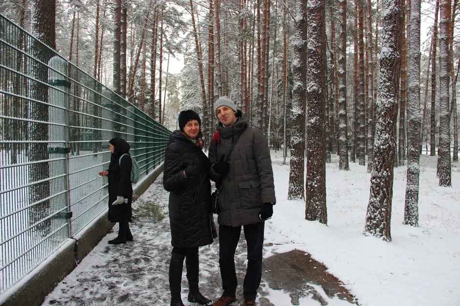 Участники Туристической группы Аркаим- Тур возле вольеров с животными в Беловежской пущи