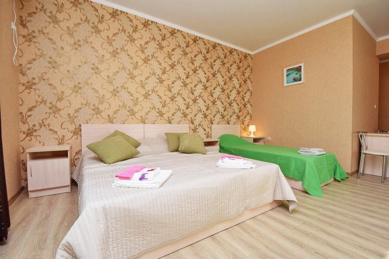 Гостевой дом Апельсин на Азовском море, большой 3-х местный номер.jpg