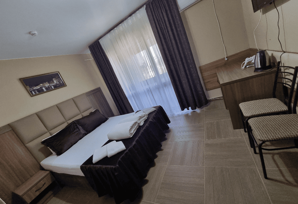 Гостиница Магнолия в Гаграх , двуспальная кровать.png