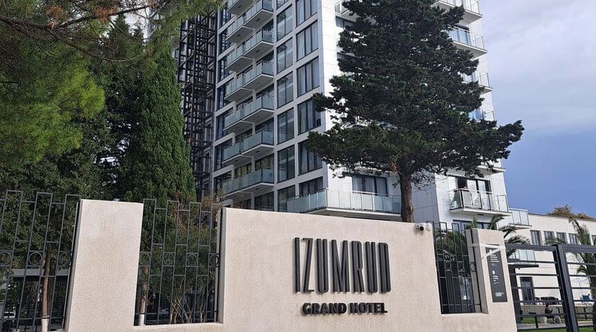 Отель Изумруд вид на корпус.jpg Отель Изумруд вид на корпус.jpg