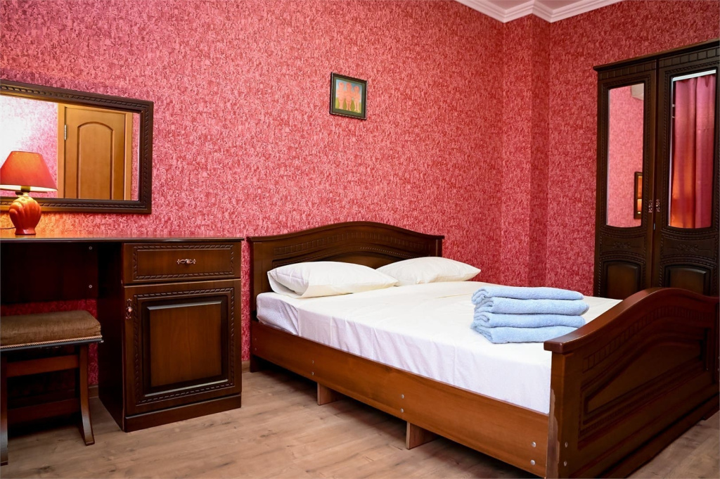 Госетвой дом на Ялтинской- двуспальная крвоать.jpg Госетвой дом на Ялтинской- двуспальная крвоать.jpg