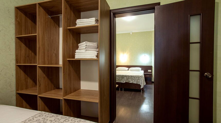 Гостевой дом Сто шагов в Геледжике номер с двуспальной кроватью.jpg