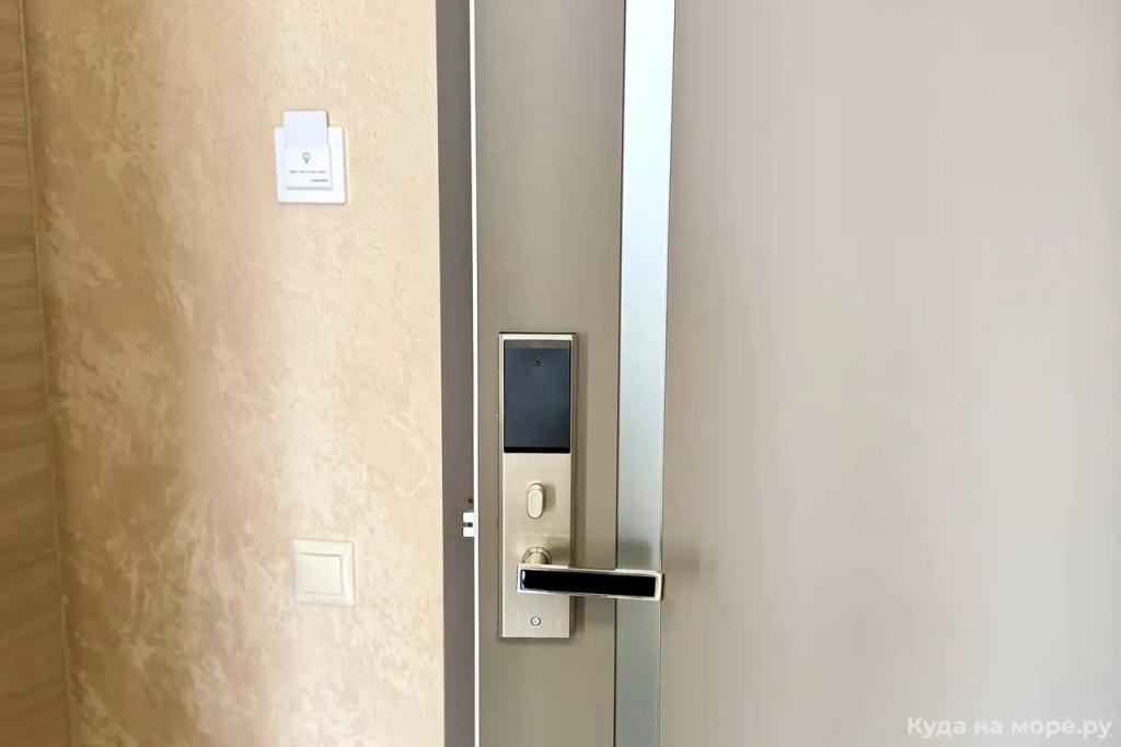 Гостевой дом Илиос в Кабардинке кровать дверь.jpg