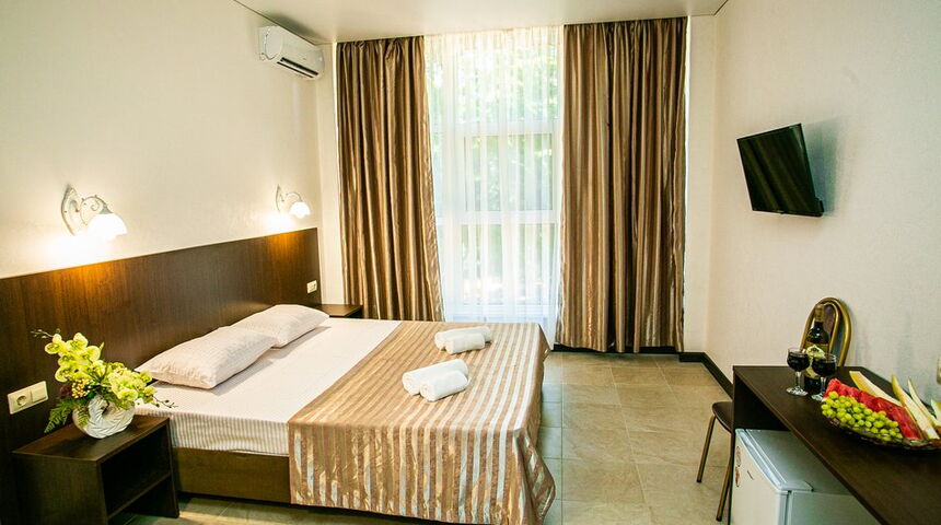 Гостевой дом Гости Кавказа в Цандрипшвид вид на номер с двуспальной кроватью.jpg