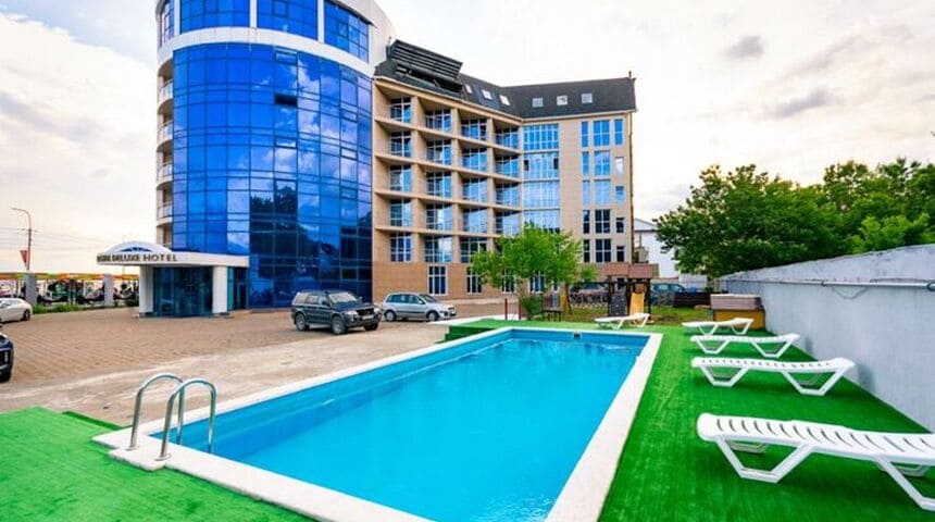 Апарт-отель Кристалл в Лермонтово, вид сбоку.jpg