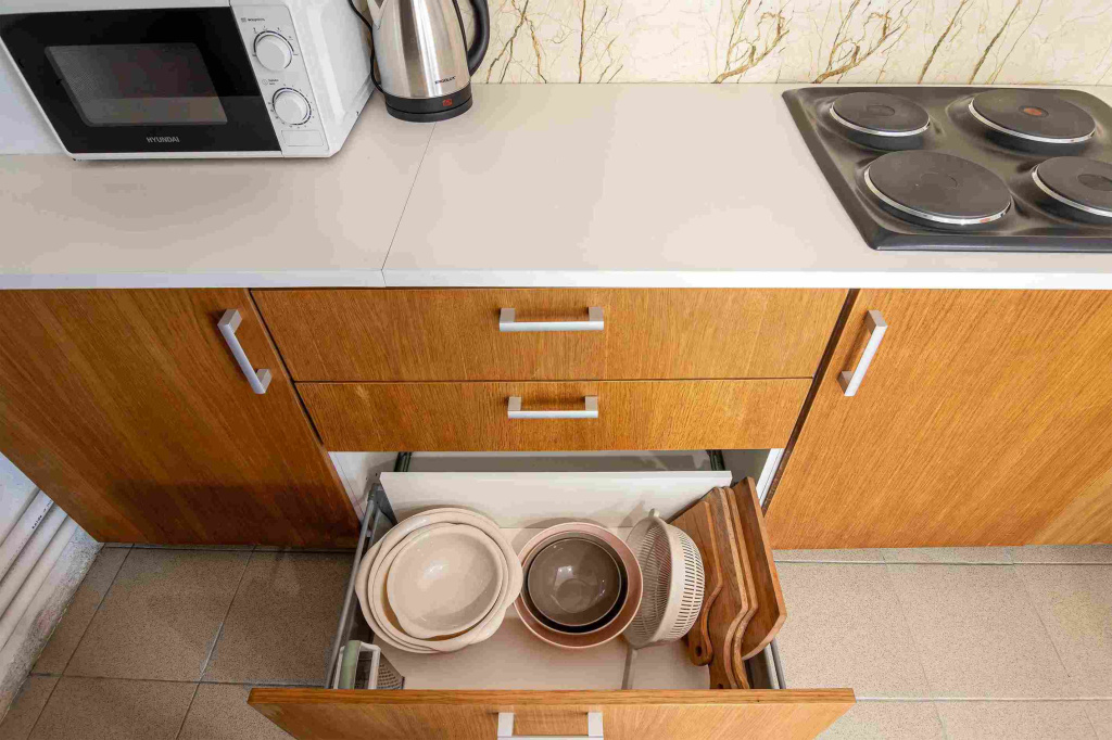 Отель Риф в Геленджике, кухня, столы_10_7.jpg