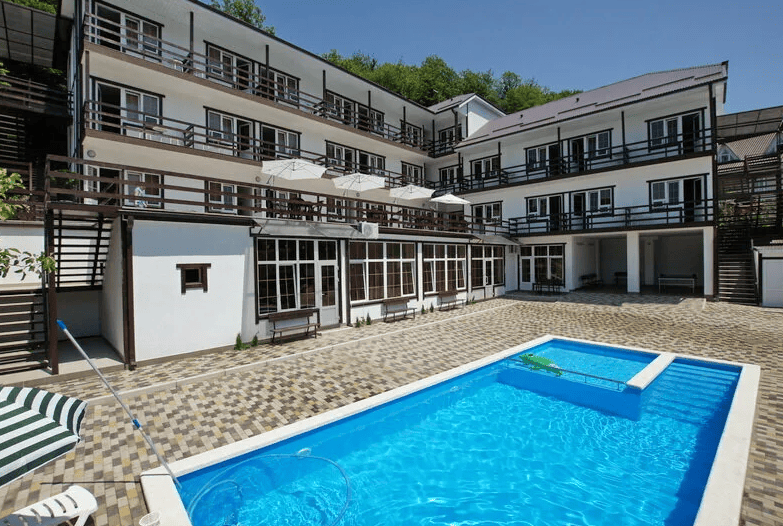 Гостевой дом Виноград в Лермонтово, боковой вид.png