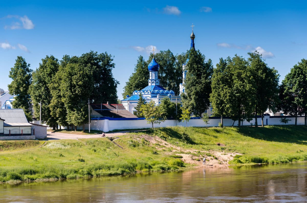 Свято-Успенский женский монастырь в Орше, вид с реки.jpg