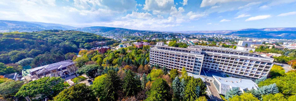 Санаторий имени Семашко в Кисловодске, Россия -панорамный вид.jpg
