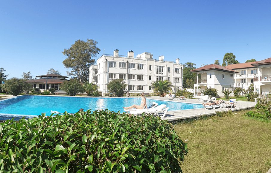 Отель Анакопия Клаб 3 вид за бессенйами на бассейн.png