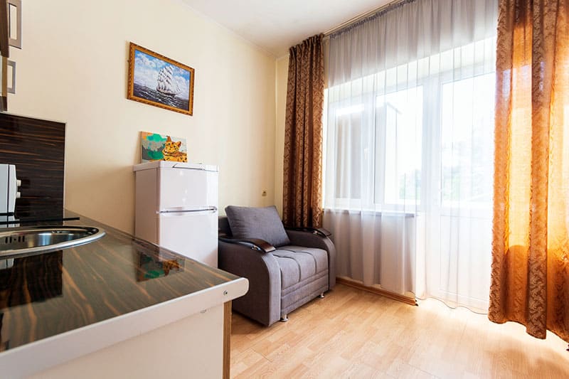 Гостевой дом Дубовая роща в Лермонтово кухня вид сбоку.jpg