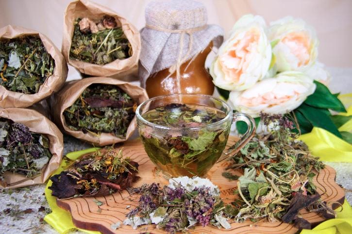 Различные виды трав собранные в травяные сборы для приготовления настоев и чая, Камчатка.jpg