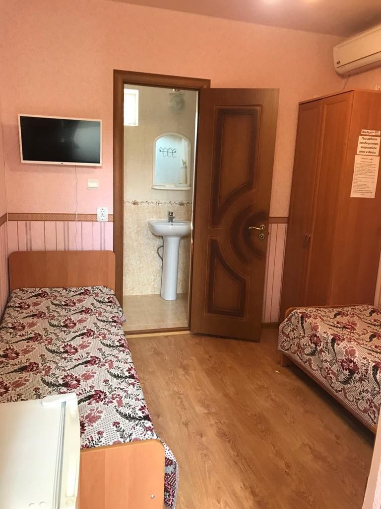 Гостевой дом Южное море в Кабардинке- вид на номер с двумя раздельными кроватями и кондиционером.jpg