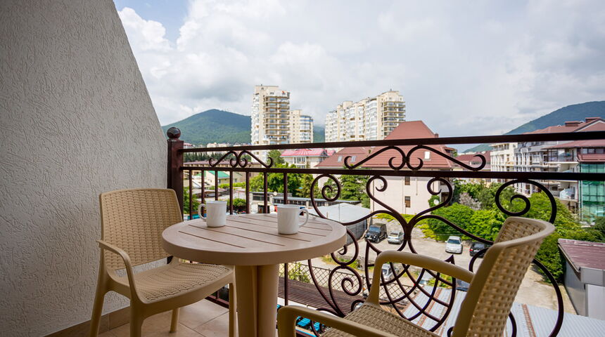 Гостевой дом Лаура вид из номера.jpg