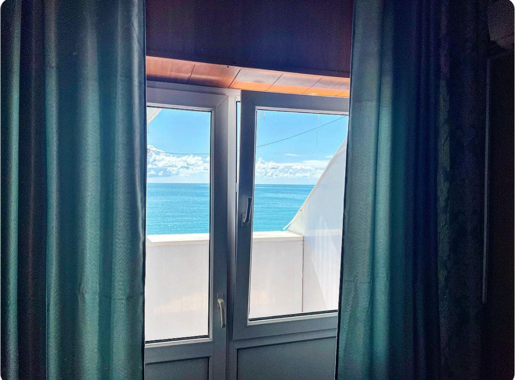 Гостевой дом Апсны-Абазашта в Гаграх, вид из окна.jpg