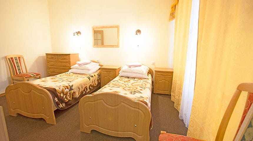 Санаторий имени Семашко в Кисловодске, Россия- номер с двумя раздельными кроватями.jpg