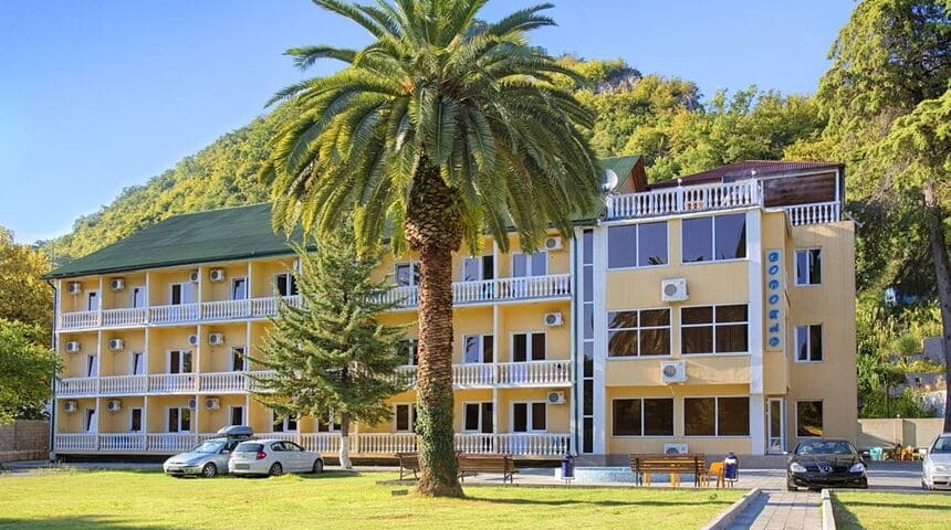 Отель Водопад в Новом Афоне, вид на главный корпус сбоку.jpg