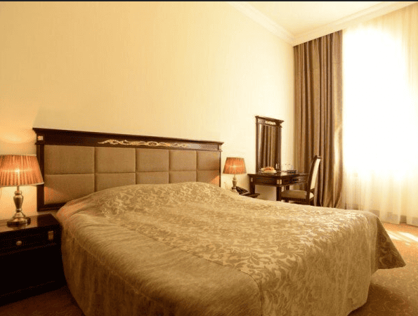 Санаторий Олимпия в Джемруквходная номер с двуспальной кроватью в теплых тонах.png