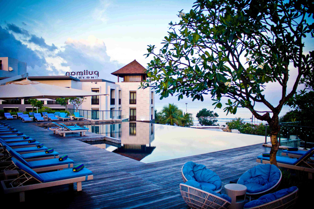 Pullman Bali Legian Nirwana 5- вид из бассейна сбоку.jpg