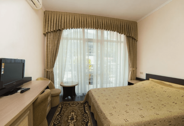 Отель Руслан в Гаграх, номер с двуспальной кроватью.png