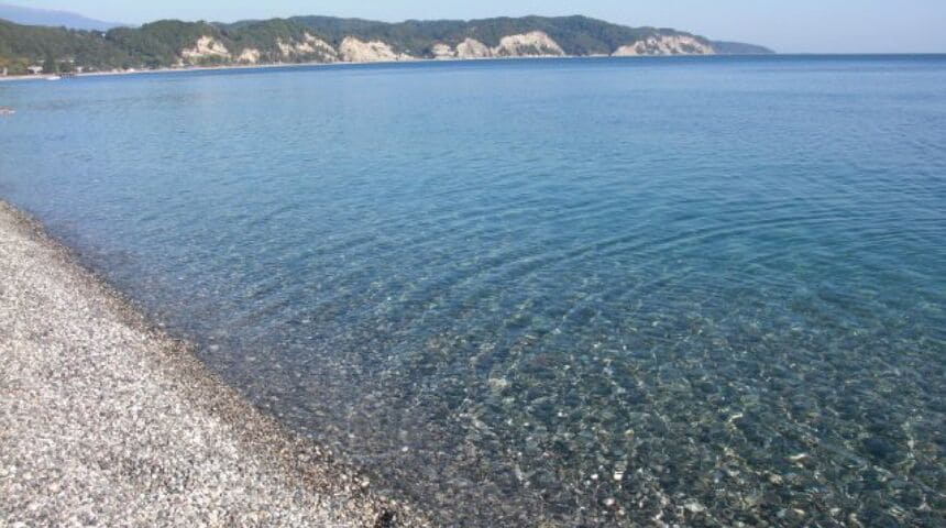 Отель Руслан в Гаграх, вид на пляж.jpg