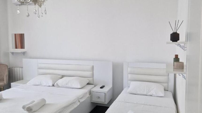 Отель New House Kobuleti двууспальная кровать.jpg