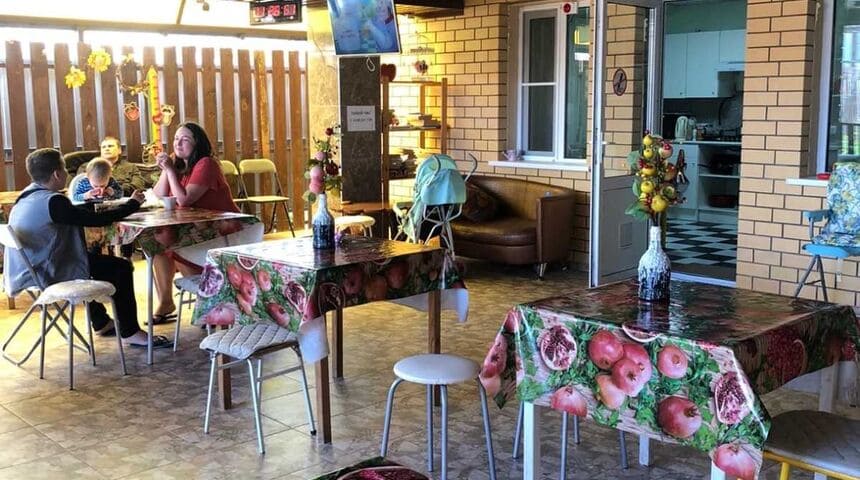 Гостевой дом Гранат в Джемете, Анапа- столики возле входа.jpg